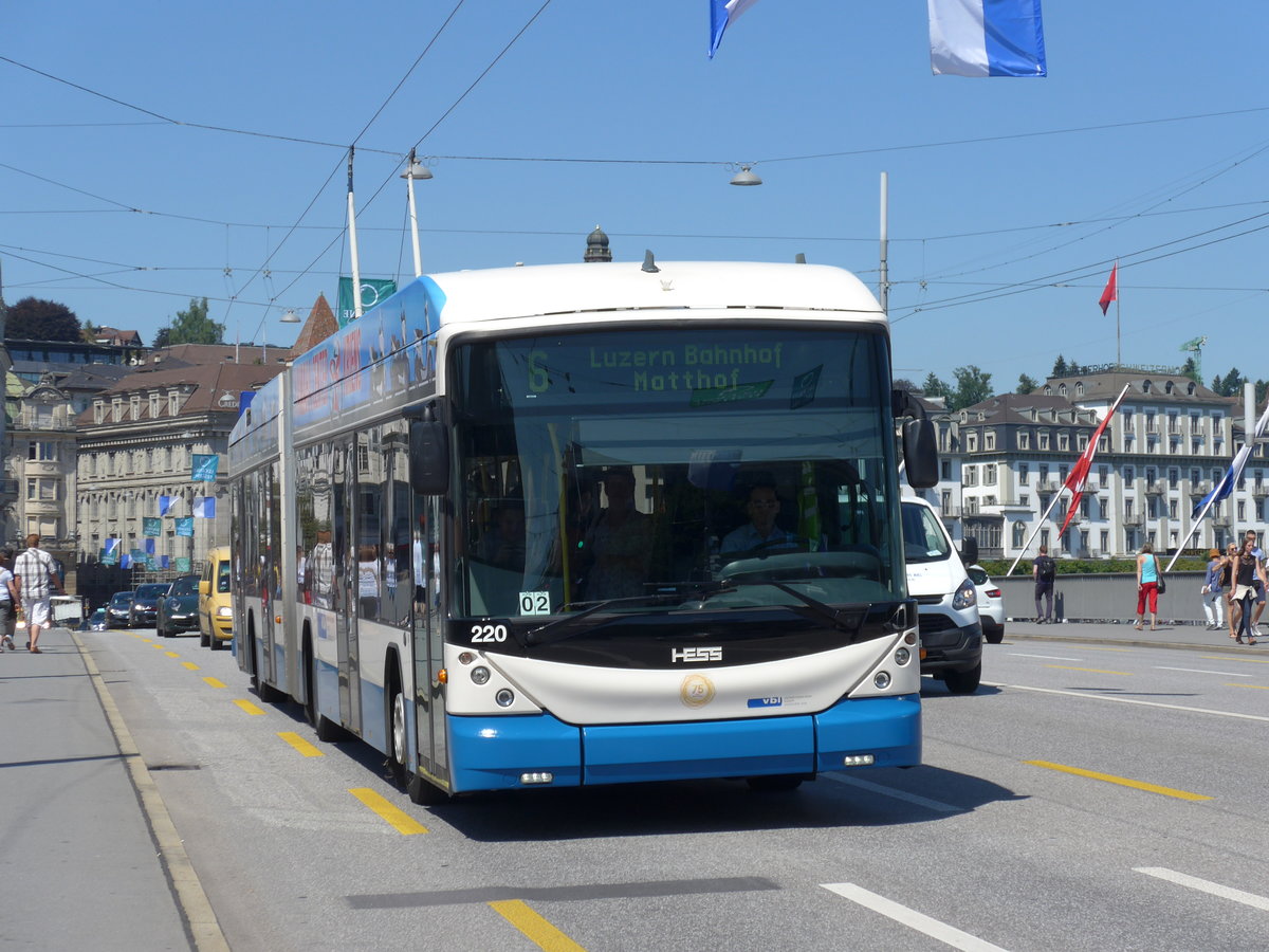 (173'859) - VBL Luzern - Nr. 220 - Hess/Hess Gelenktrolleybus am 8. August 2016 in Luzern, Bahnhofbr�cke