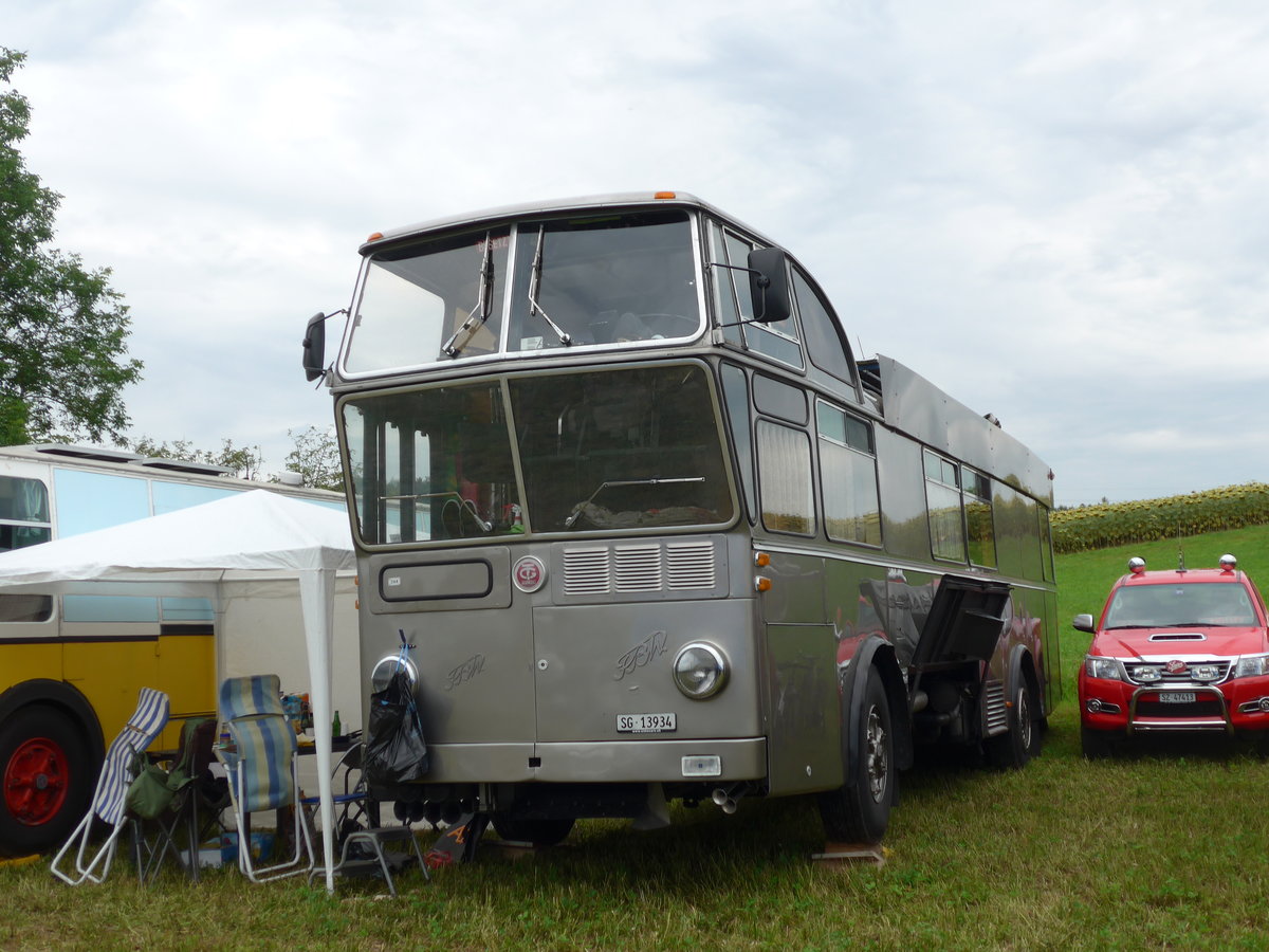 (174'017) - Aus der Schweiz: Schneider, Schmerikon - SG 13'934 - FBW/T�scher Hochlenker (ex Basler, Hofstetten; ex VBZ Z�rich Nr. 244) am 20. August 2016 in B�singen, Bahnhof