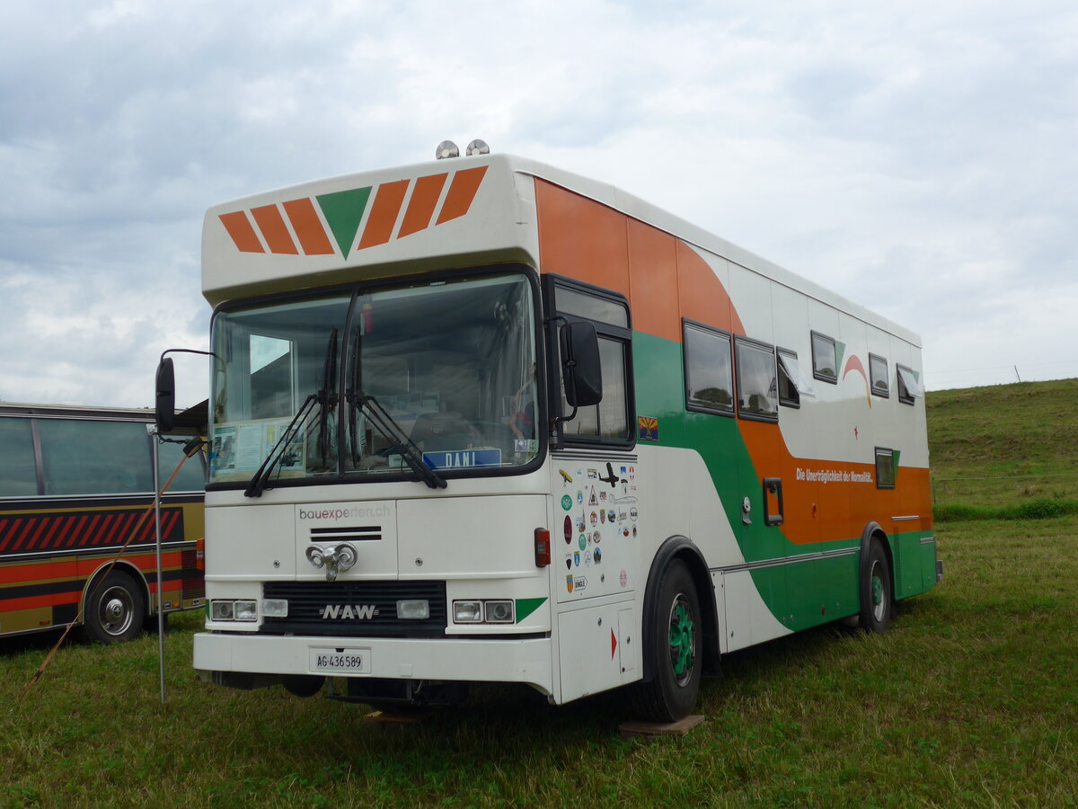 (174'037) - Aus der Schweiz: Zehnder, Niederrohrdorf - AG 436'589 - NAW (ex Migros) am 20. August 2016 beim Bahnhof B�singen