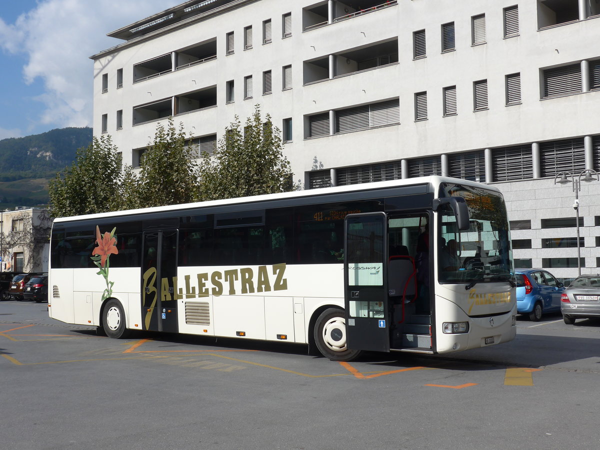 (175'564) - Ballestraz, Gr�ne - VS 13'122 - Irisbus am 9. Oktober 2016 beim Bahnhof Sierre