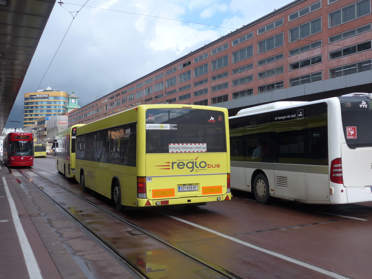 (175'773) - Ledermair, Schwaz - SZ 828 DF - Lanz+Marti/Hess Personenanh�nger am 18. Oktober 2016 beim Bahnhof Innsbruck