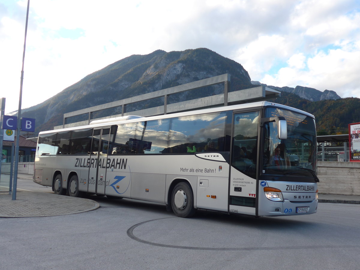 (176'098) - ZVB Jenbach - SZ 343 EJ - Setra am 20. Oktober 2016 beim Bahnhof Jenbach
 
