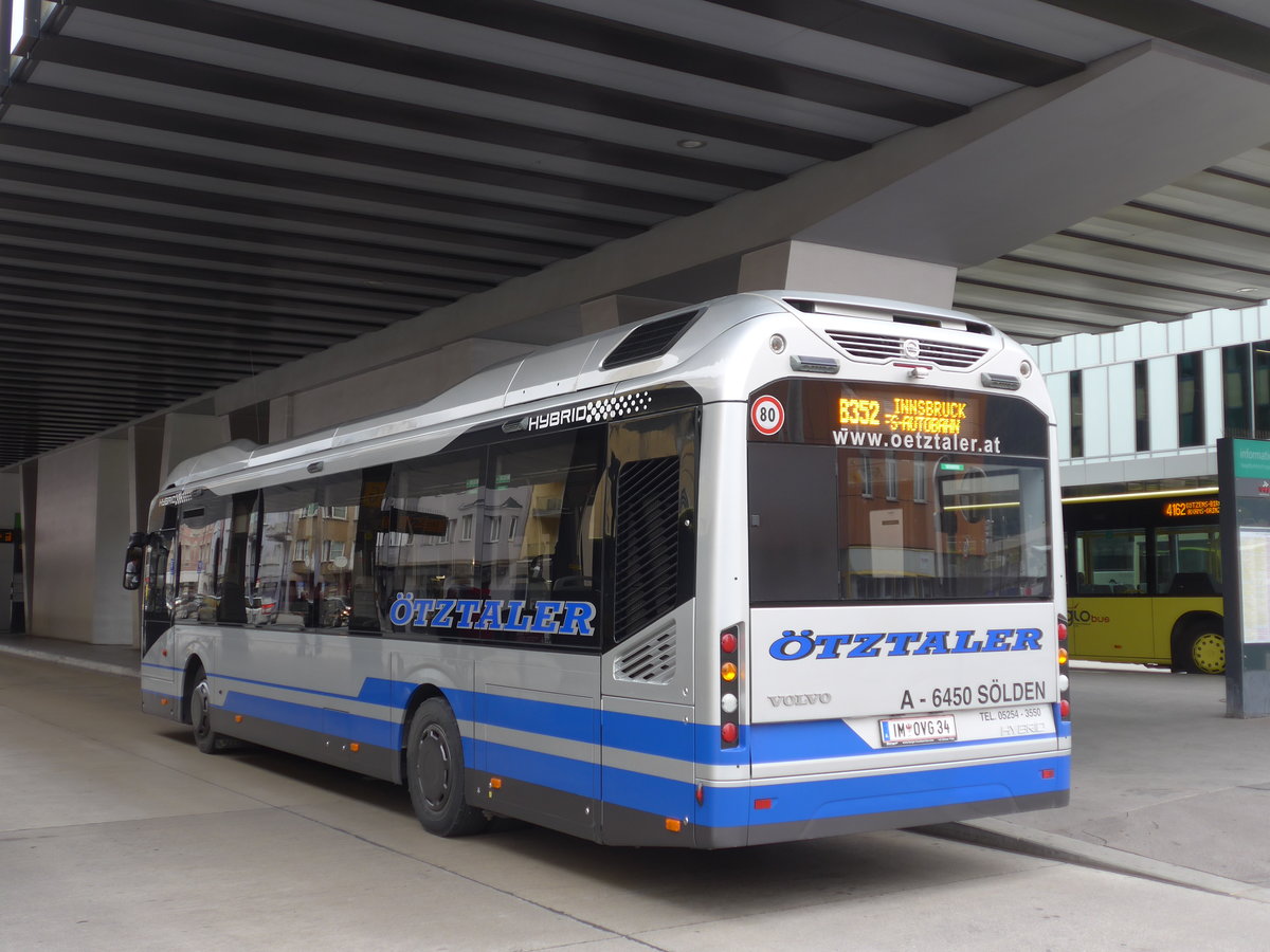 (176'149) - �VG S�lden - IM OVG 34 - Volvo am 21. Oktober 2016 beim Bahnhof Innsbruck
