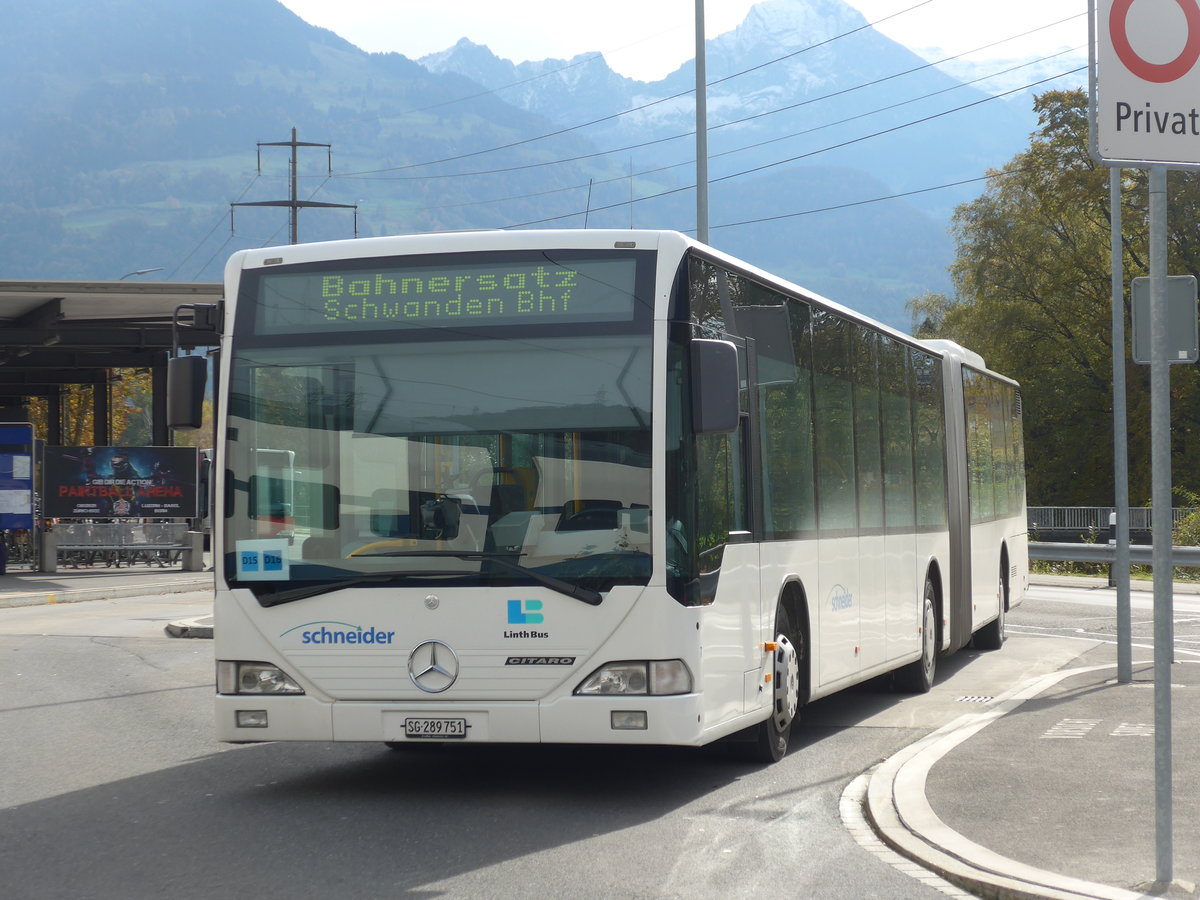 (176'291) - Schneider, Ermenswil - Nr. 7/SG 289'751 - Mercedes am 23. Oktober 2016 beim Bahnhof Ziegelbr�cke