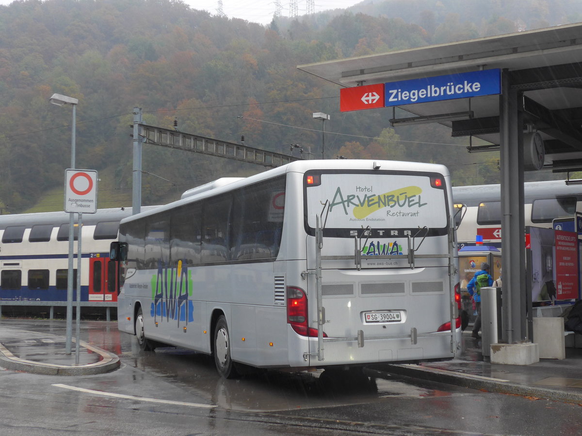 (176'321) - AWA Amden - Nr. 4/SG 39'004 - Setra am 23. Oktober 2016 beim Bahnhof Ziegelbr�cke