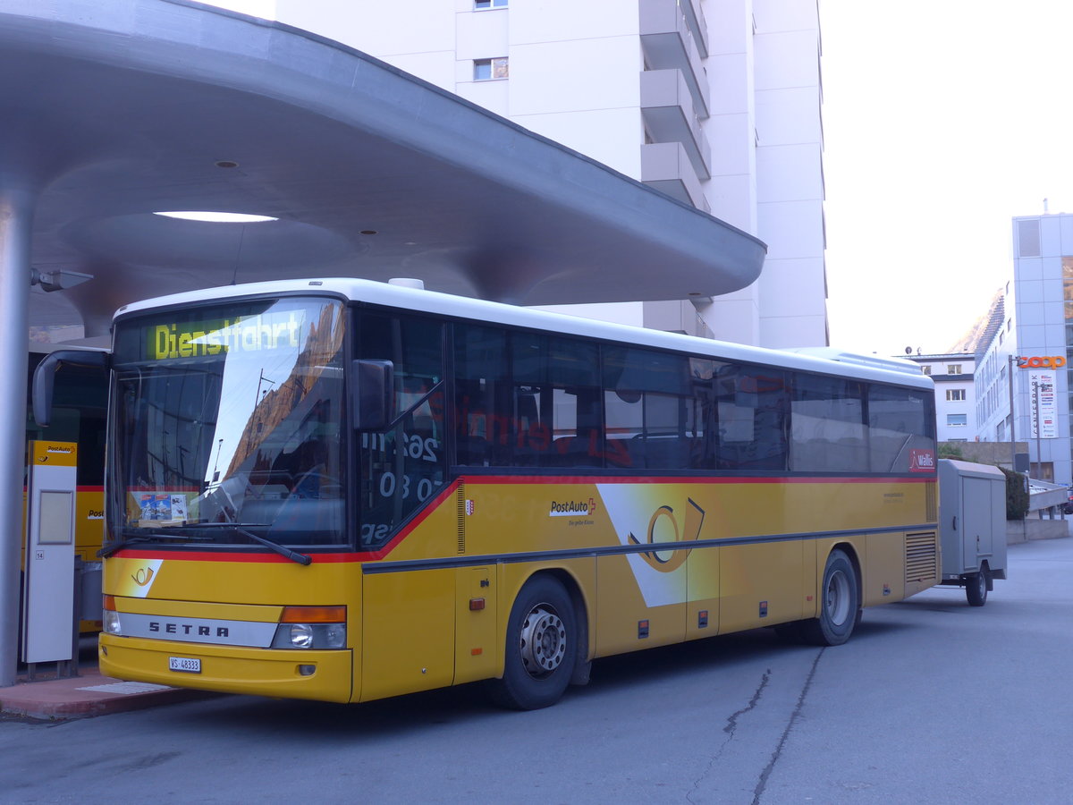 (176'374) - Autotour, Visp - VS 48'333 - Setra am 30. Oktober 2016 beim Bahnhof Visp