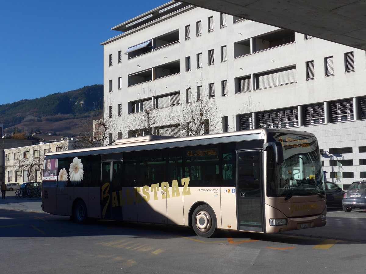 (177'032) - Ballestraz, Gr�ne - VS 22'948 - Irisbus am 8. Dezember 2016 beim Bahnhof Sierre