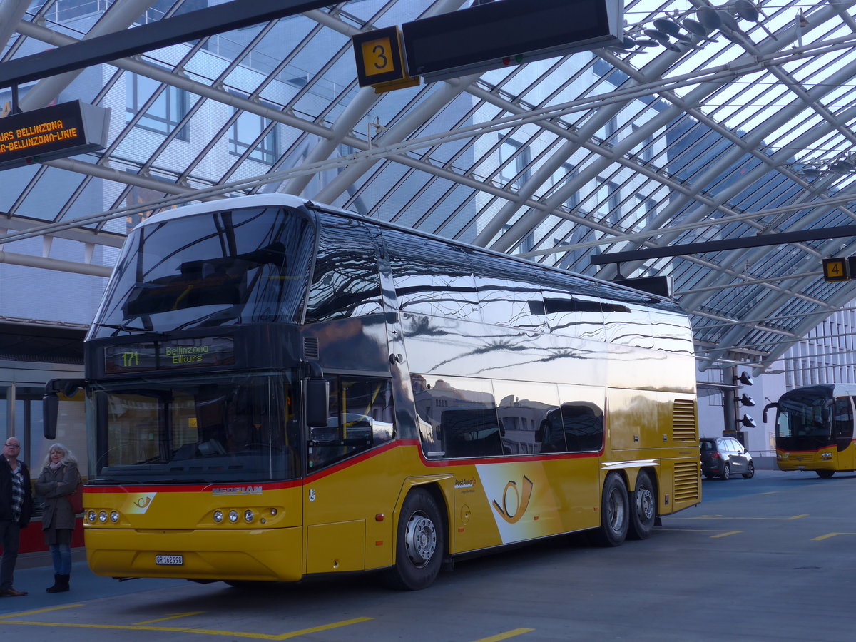 (177'049) - PostAuto Graub�nden - GR 162'998 - Neoplan am 10. Dezember 2016 in Chur, Postautostation