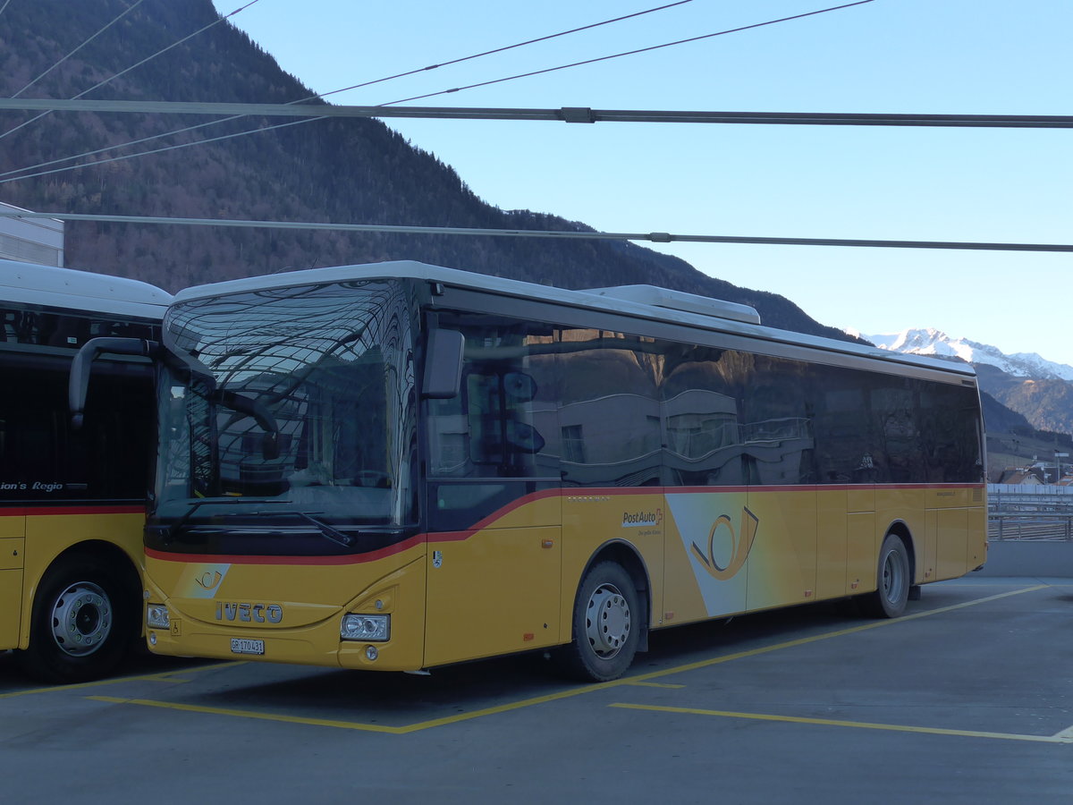 (177'052) - PostAuto Graub�nden - GR 170'431 - Iveco am 10. Dezember 2016 in Chur, Postautostation