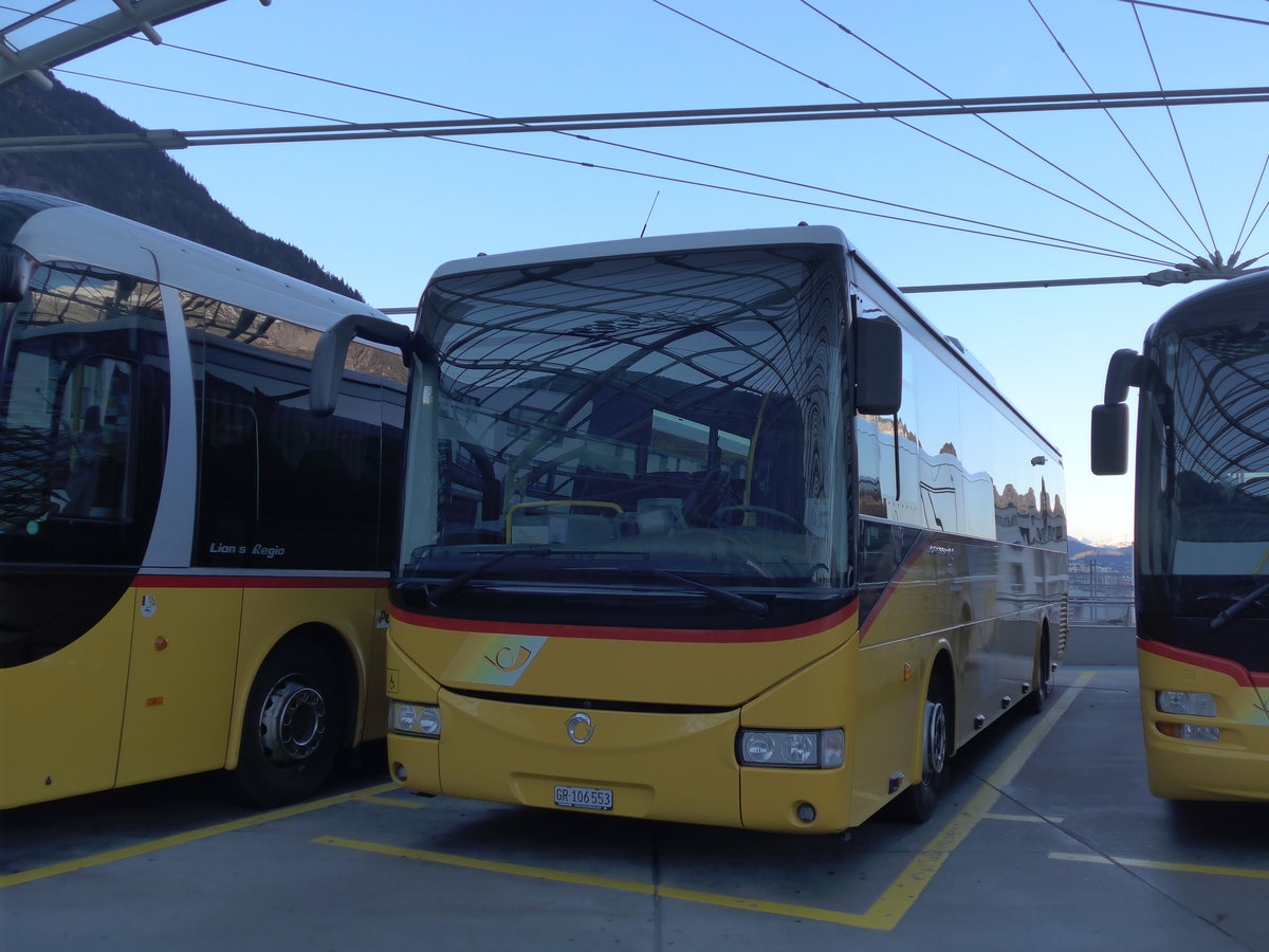 (177'055) - PostAuto Graub�nden - GR 106'553 - Irisbus am 10. Dezember 2016 in Chur, Postautostation