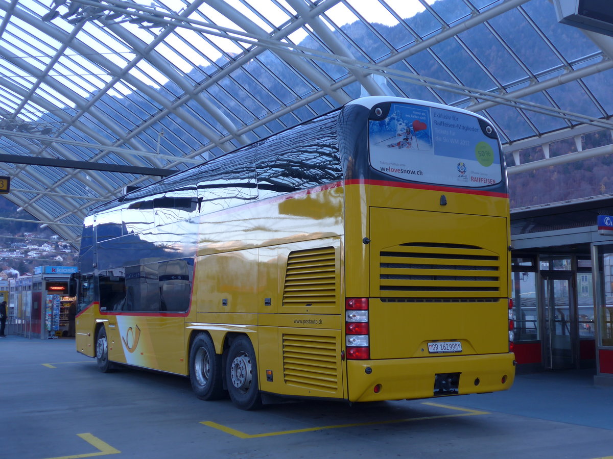 (177'058) - PostAuto Graub�nden - GR 162'998 - Neoplan am 10. Dezember 2016 in Chur, Postautostation