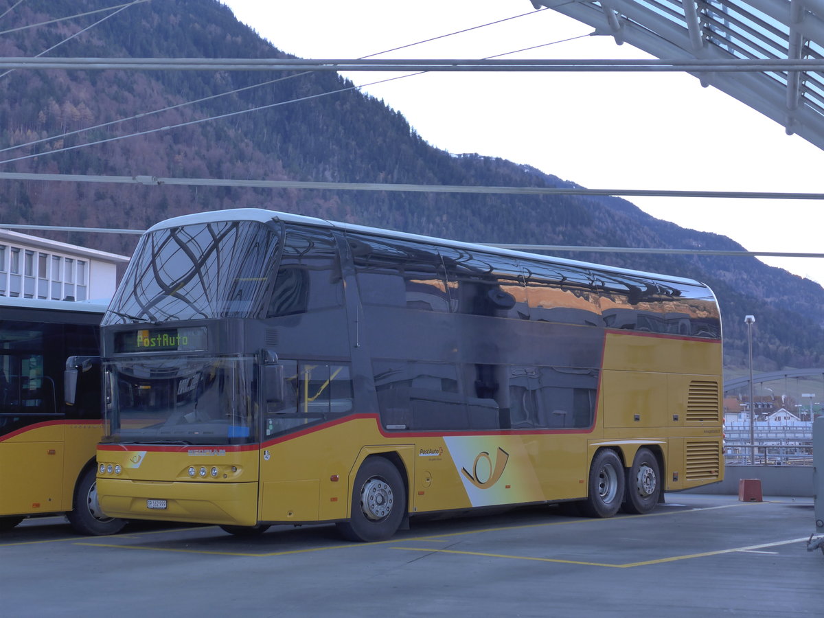 (177'063) - PostAuto Graub�nden - GR 162'999 - Neoplan am 10. Dezember 2016 in Chur, Postautostation