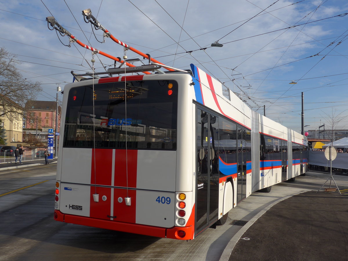(177'158) - VBL Luzern - Nr. 409 - Hess/Hess Doppelgelenktrolleybus am 11. Dezember 2016 beim Bahnhof Emmenbr�cke S�d