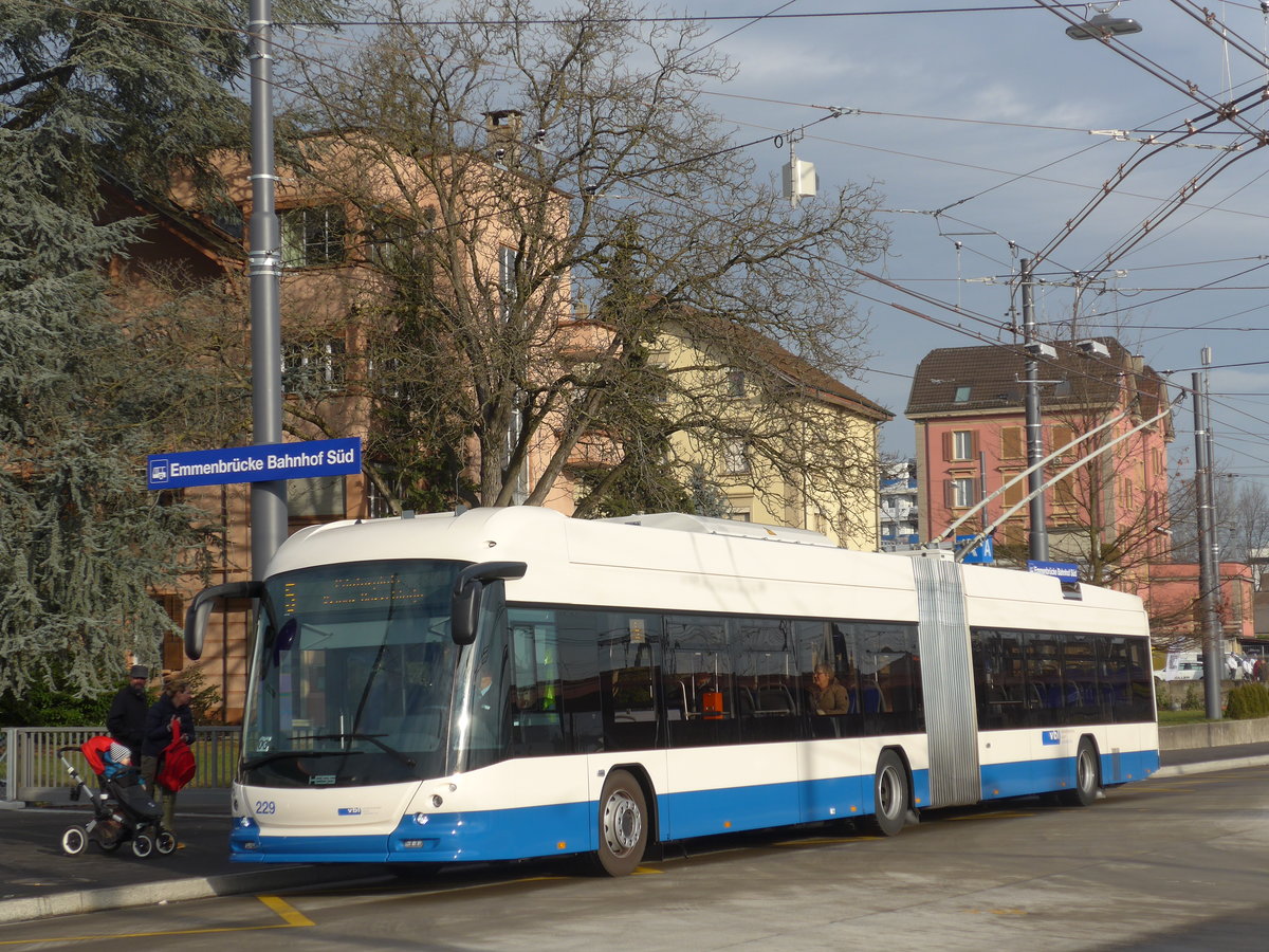 (177'159) - VBL Luzern - Nr. 229 - Hess/Hess Gelenktrolleybus am 11. Dezember 2016 beim Bahnhof Emmenbr�cke S�d