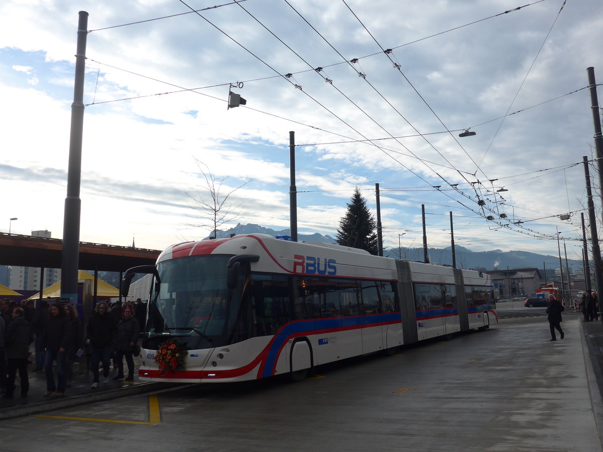 (177'167) - VBL Luzern - Nr. 409 - Hess/Hess Doppelgelenktrolleybus am 11. Dezember 2016 beim Bahnhof Emmenbr�cke S�d