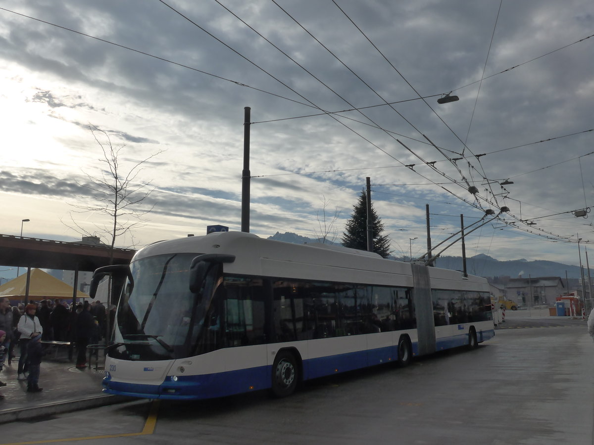 (177'168) - VBL Luzern - Nr. 230 - Hess/Hess Gelenktrolleybus am 11. Dezember 2016 beim Bahnhof Emmenbr�cke S�d