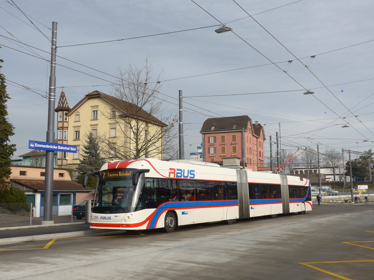 (177'169) - VBL Luzern - Nr. 239 - Hess/Hess Doppelgelenktrolleybus am 11. Dezember 2016 beim Bahnhof Emmenbr�cke S�d