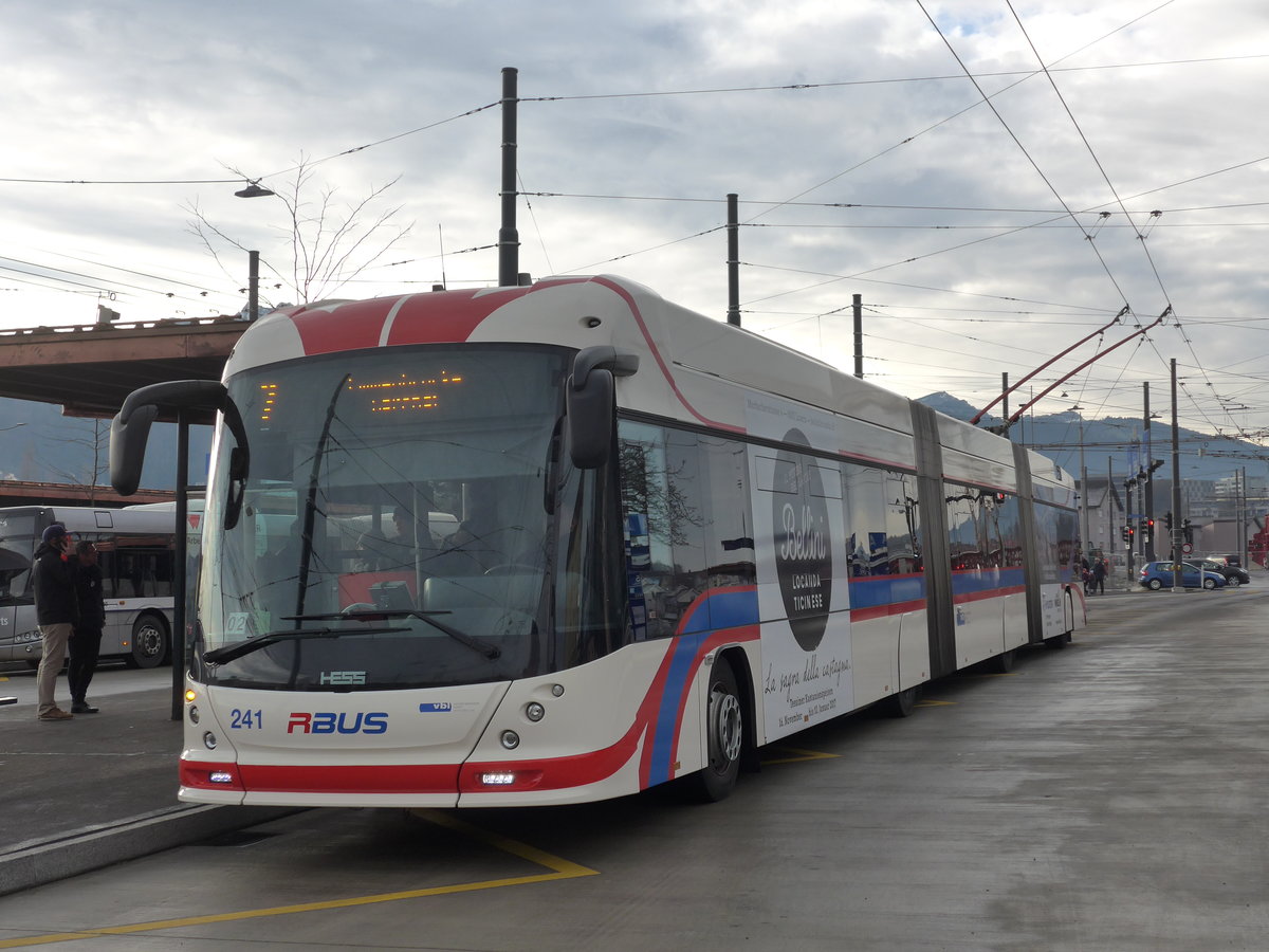(177'174) - VBL Luzern - Nr. 241 - Hess/Hess Doppelgelenktrolleybus am 11. Dezember 2016 beim Bahnhof Emmenbr�cke S�d