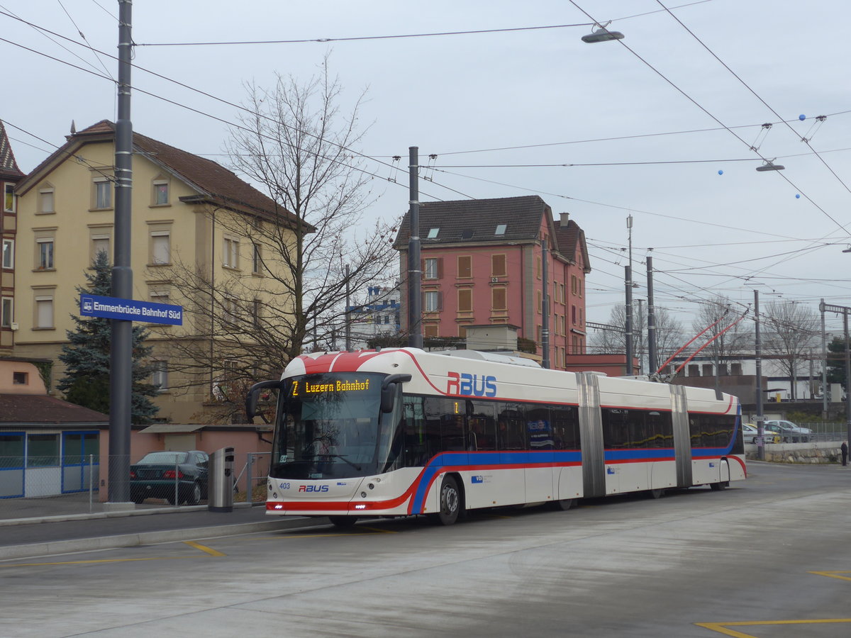(177'178) - VBL Luzern - Nr. 403 - Hess/Hess Doppelgelenktrolleybus am 11. Dezember 2016 beim Bahnhof Emmenbr�cke S�d