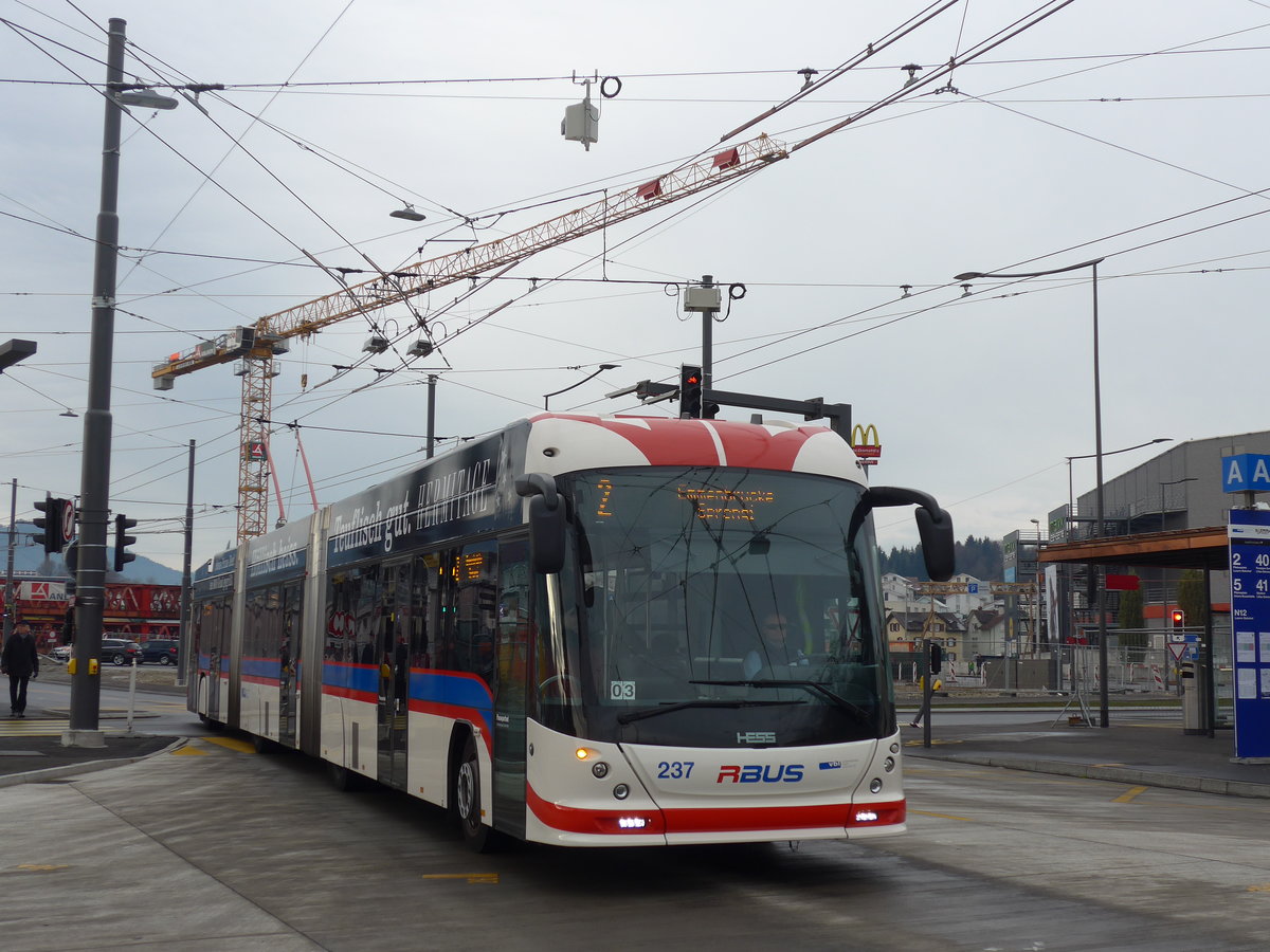 (177'179) - VBL Luzern - Nr. 237 - Hess/Hess Doppelgelenktrolleybus am 11. Dezember 2016 beim Bahnhof Emmenbr�cke S�d

