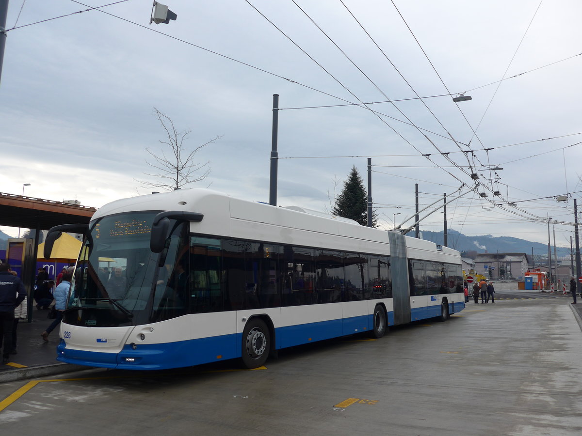 (177'182) - VBL Luzern - Nr. 228 - Hess/Hess Gelenktrolleybus am 11. Dezember 2016 beim Bahnhof Emmenbr�cke S�d