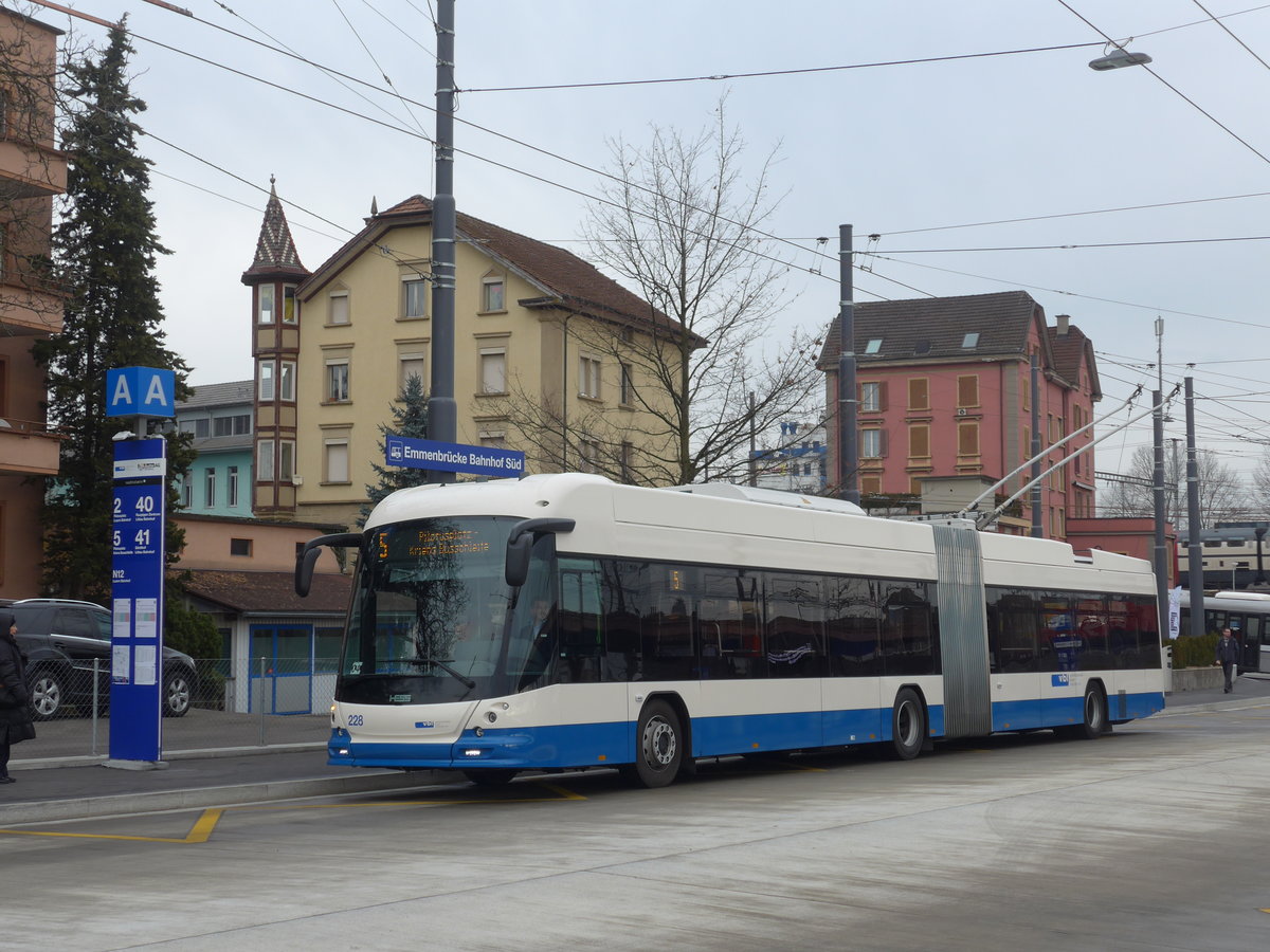 (177'183) - VBL Luzern - Nr. 228 - Hess/Hess Gelenktrolleybus am 11. Dezember 2016 beim Bahnhof Emmenbr�cke S�d
