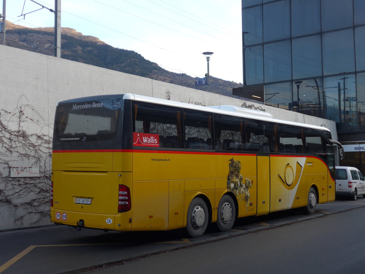 (177'347) - PostAuto Wallis - VS 36'719 - Mercedes am 26. Dezember 2016 beim Bahnhof Visp