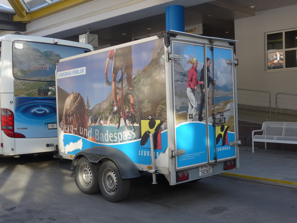 (177'392) - LLB Susten - VS 50'361 - Le Relais Gep�ckanh�nger am 26. Dezember 2016 in Leukerbad, Busbahnhof