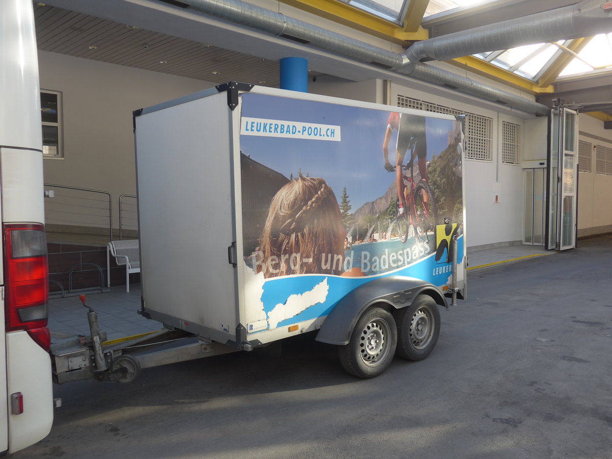 (177'393) - LLB Susten - VS 50'361 - Le Relais Gep�ckanh�nger am 26. Dezember 2016 in Leukerbad, Busbahnhof