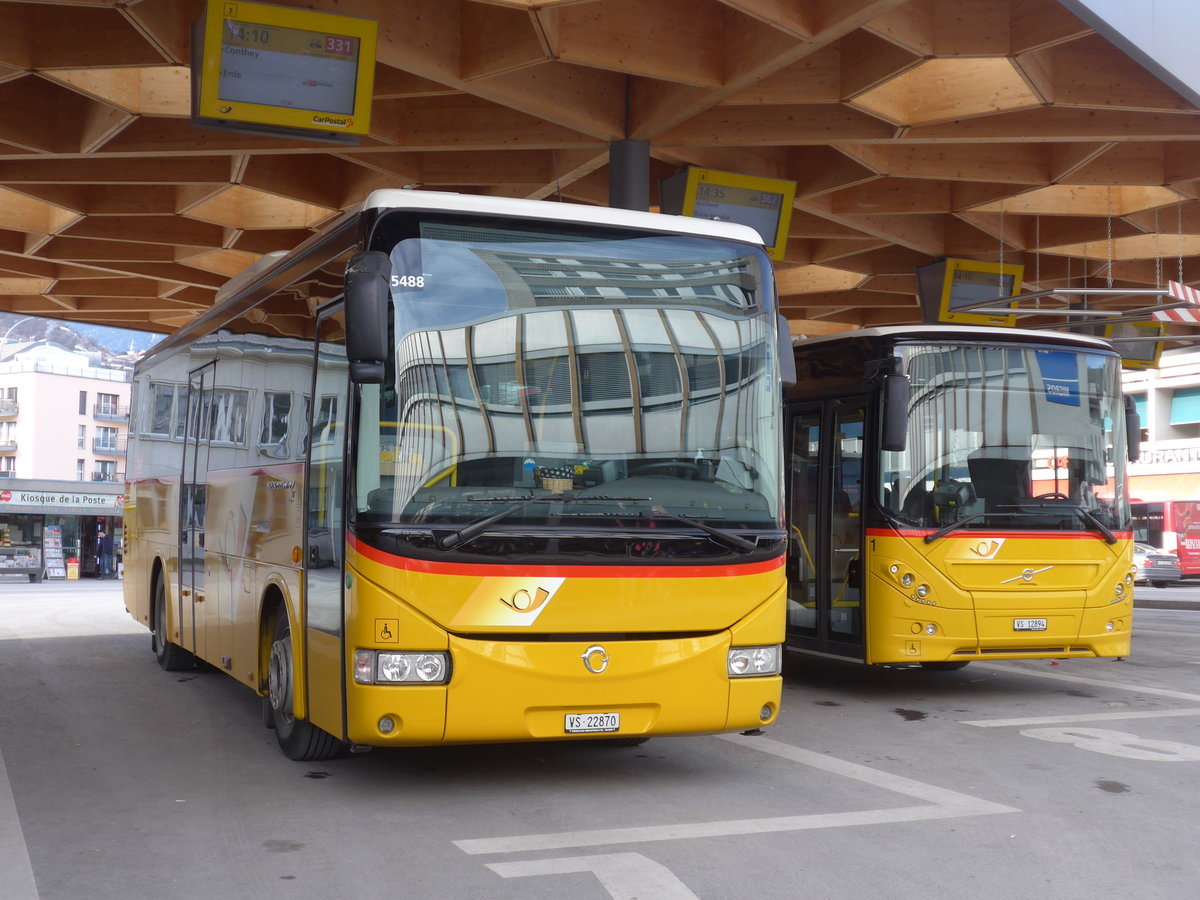 (178'200) - Ev�quoz, Erde - VS 22'870 - Irisbus am 28. Januar 2017 beim Bahnhof Sion