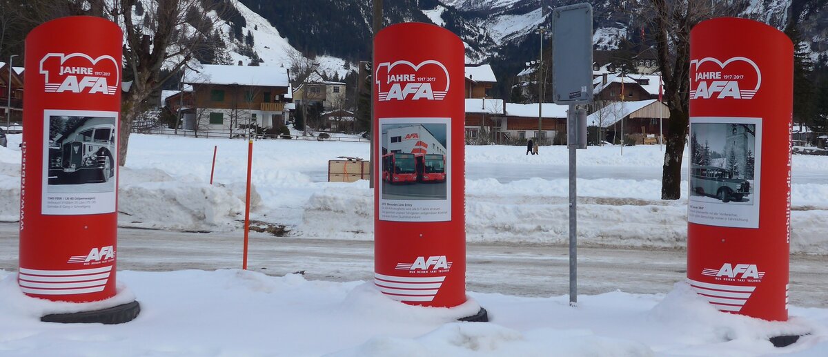 (178'210) - Plakats�ulen f�r 100 Jahre 1917 2017 AFA am 28. Januar 2017 beim Bahnhof Kandersteg