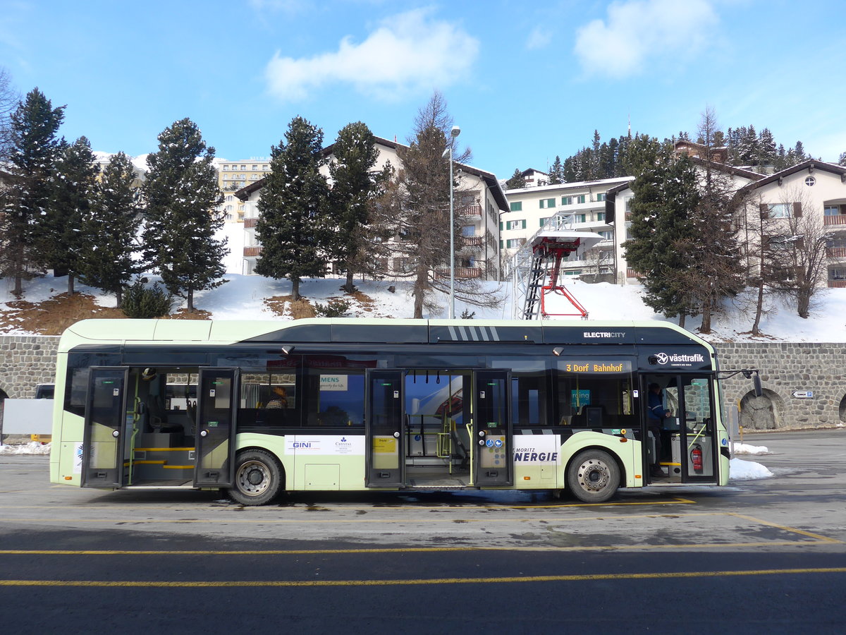 (178'404) - Aus Schweden: Keolis, G�teborg - Nr. 2036/GR 174'508 - Volvo am 9. Februar 2017 beim Bahnhof St. Moritz (Einsatz Chrisma)