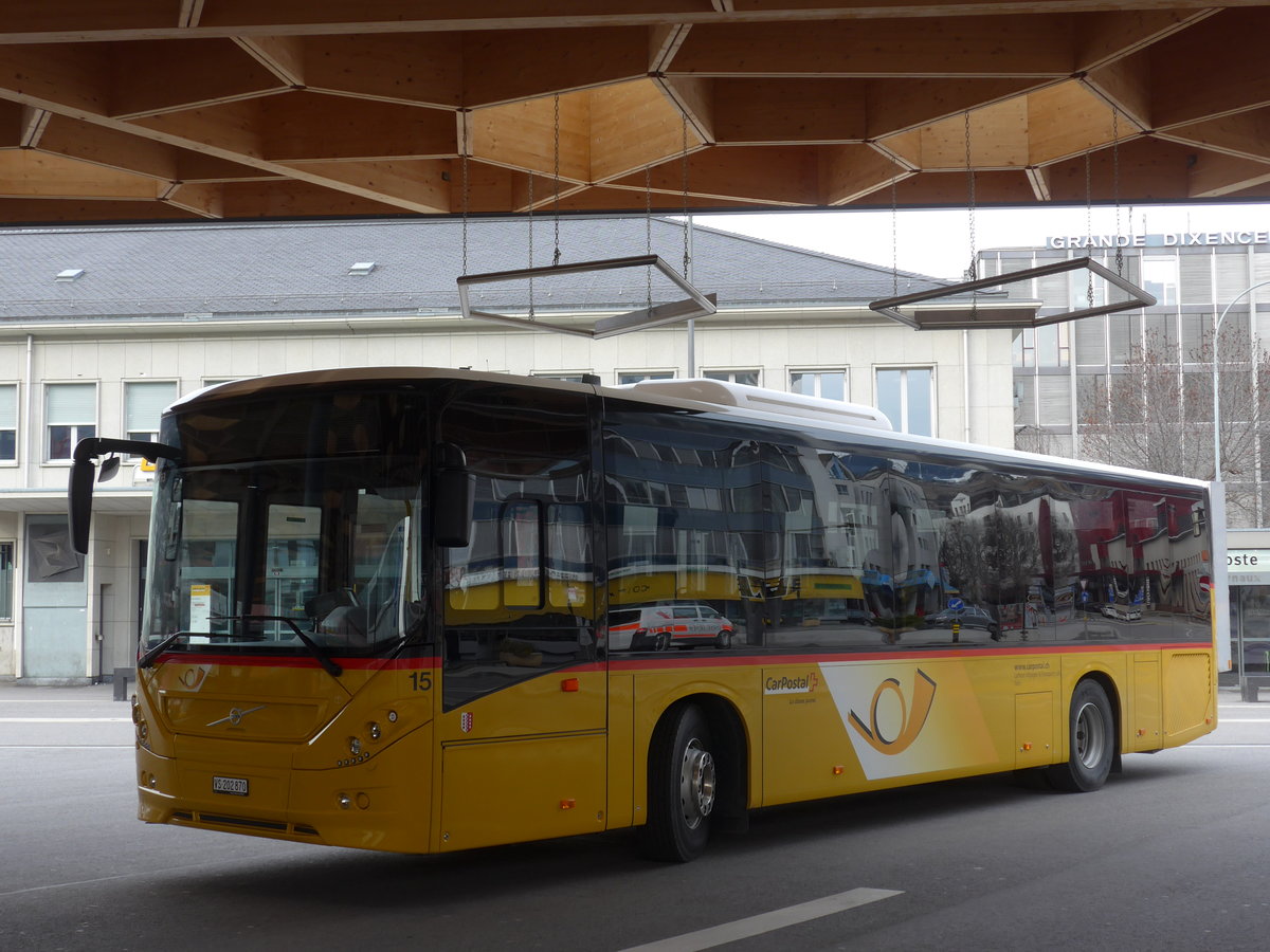(178'945) - Lathion, Sion - Nr. 15/VS 202'870 - Volvo am 12. M�rz 2017 beim Bahnhof Sion