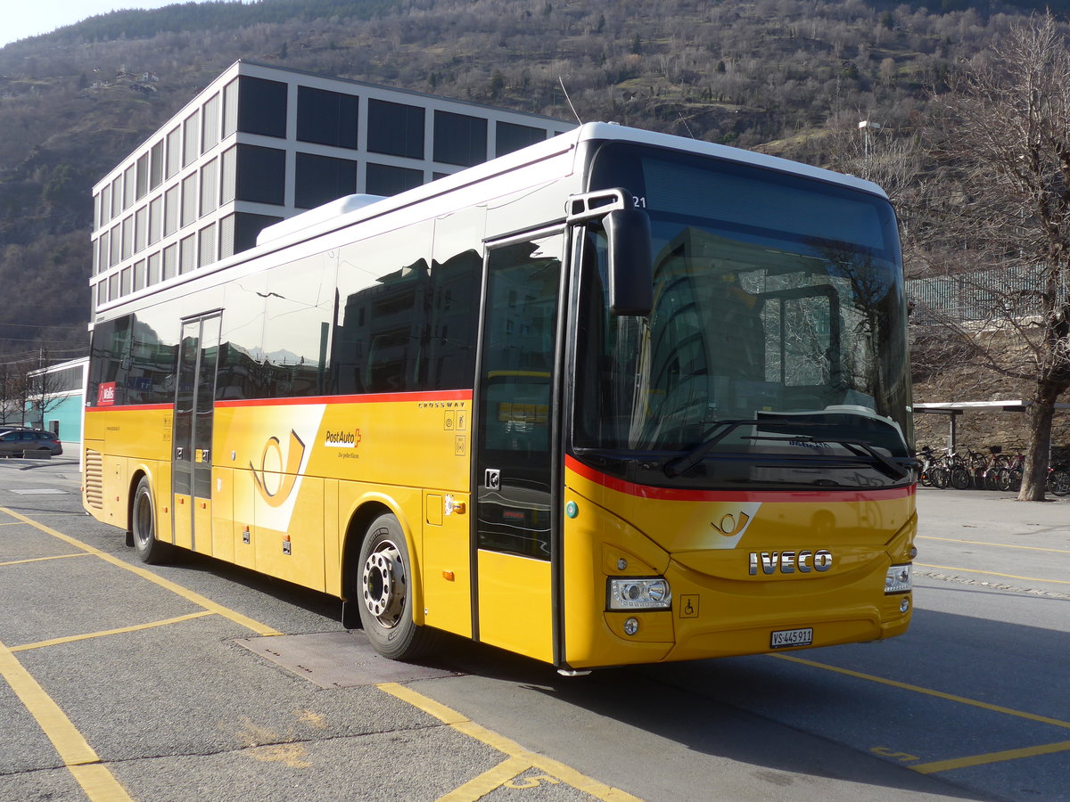 (178'976) - PostAuto Wallis - VS 445'911 - Iveco am 12. M�rz 2017 beim Bahnhof Brig