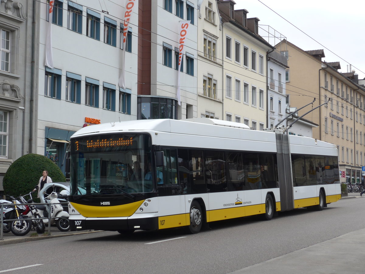 (179'039) - VBSH Schaffhausen - Nr. 107 - Hess/Hess Gelenktrolleybus am 20. M�rz 2017 beim Bahnhof Schaffhausen