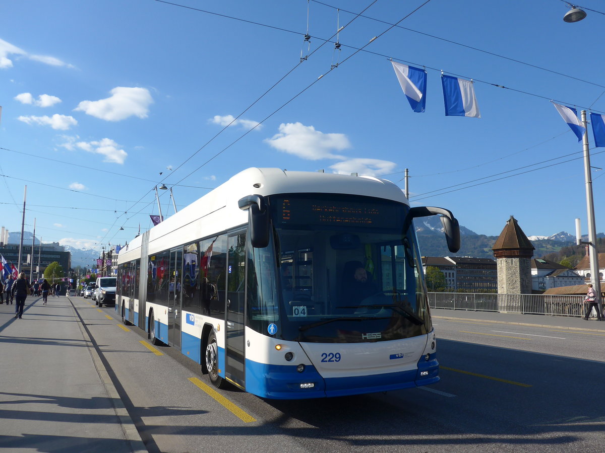 (179'395) - VBL Luzern - Nr. 229 - Hess/Hess Gelenktrolleybus am 10. April 2017 in Luzern, Bahnhofbr�cke