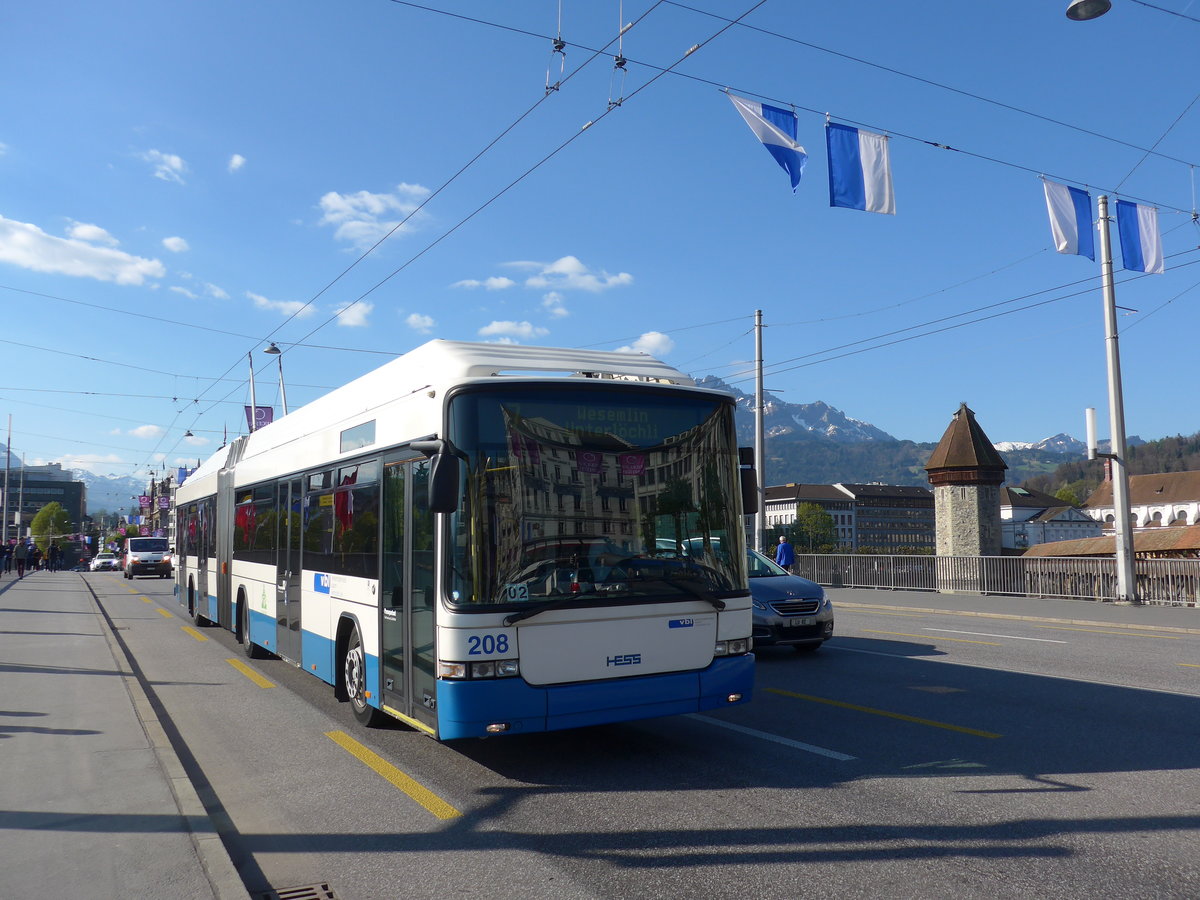 (179'401) - VBL Luzern - Nr. 208 - Hess/Hess Gelenktrolleybus am 10. April 2017 in Luzern, Bahnhofbr�cke