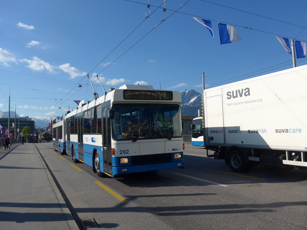 (179'407) - VBL Luzern - Nr. 262 - NAW/R&J-Hess Trolleybus am 10. April 2017 in Luzern, Bahnhofbr�cke