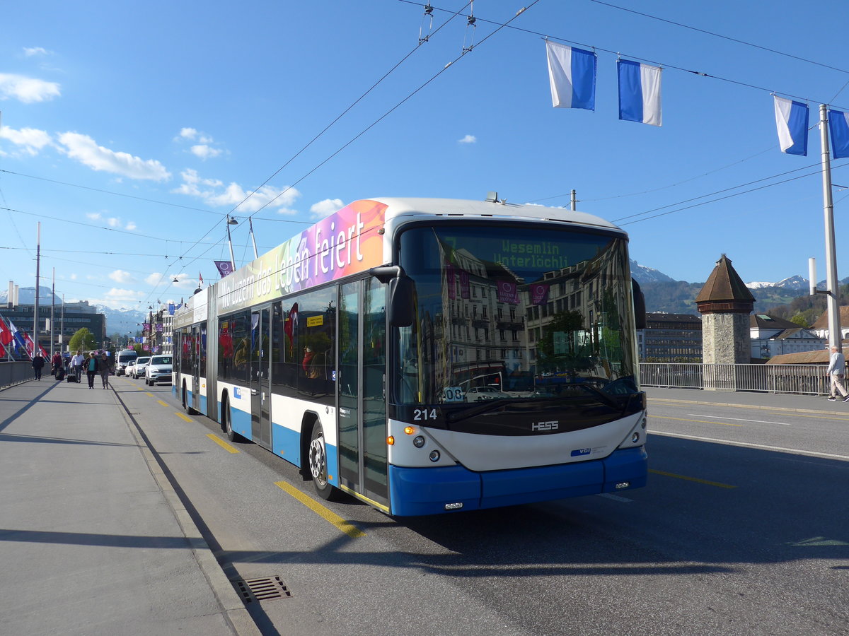 (179'412) - VBL Luzern - Nr. 214 - Hess/Hess Gelenktrolleybus am 10. April 2017 in Luzern, Bahnhofbr�cke