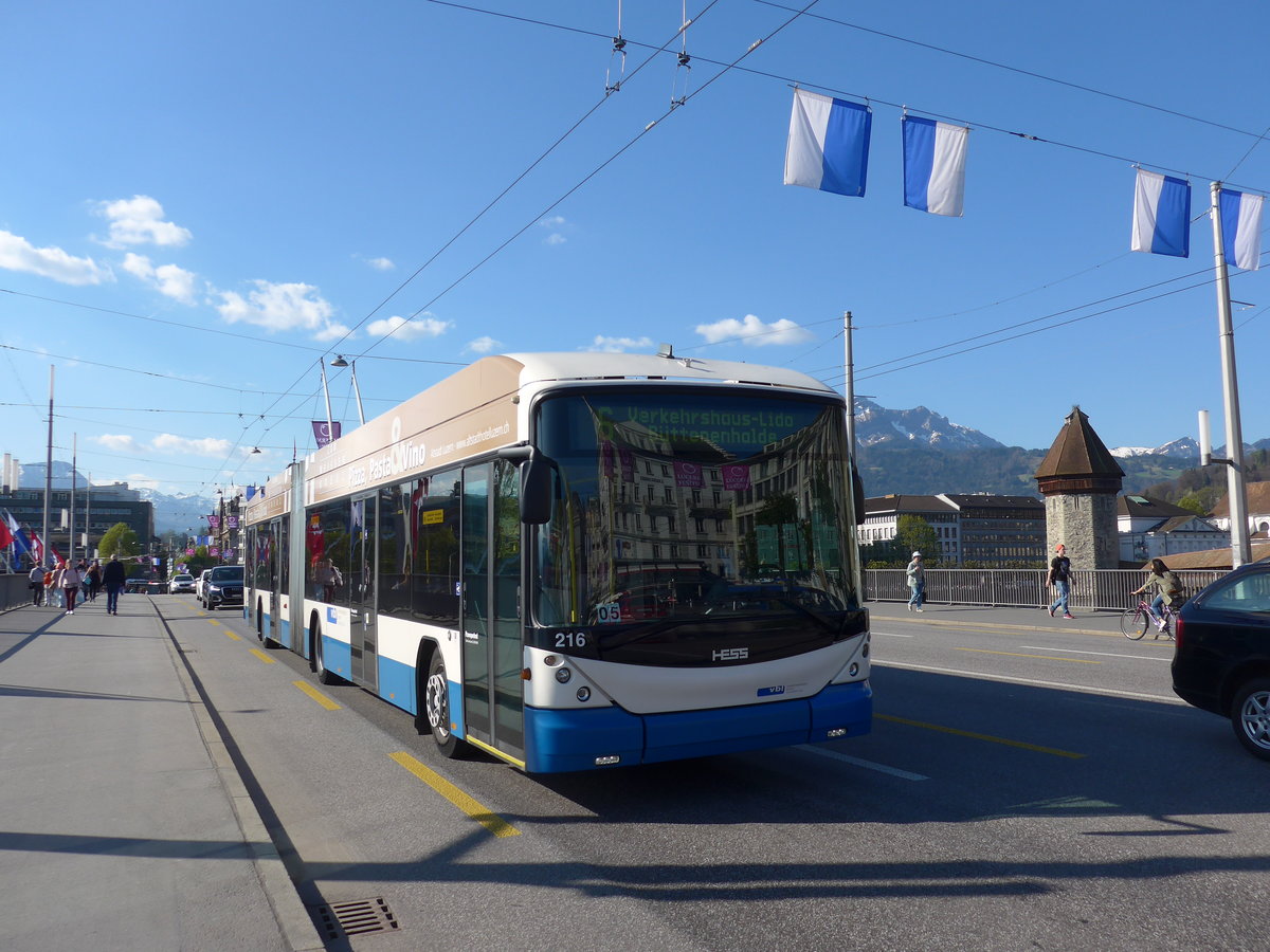 (179'414) - VBL Luzern - Nr. 216 - Hess/Hess Gelenktrolleybus am 10. April 2017 in Luzern, Bahnhofbr�cke