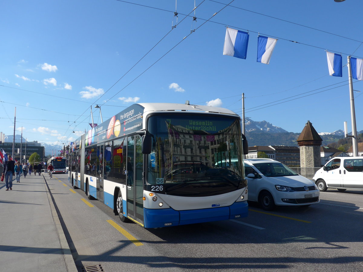 (179'417) - VBL Luzern - Nr. 226 - Hess/Hess Gelenktrolleybus am 10. April 2017 in Luzern, Bahnhofbr�cke