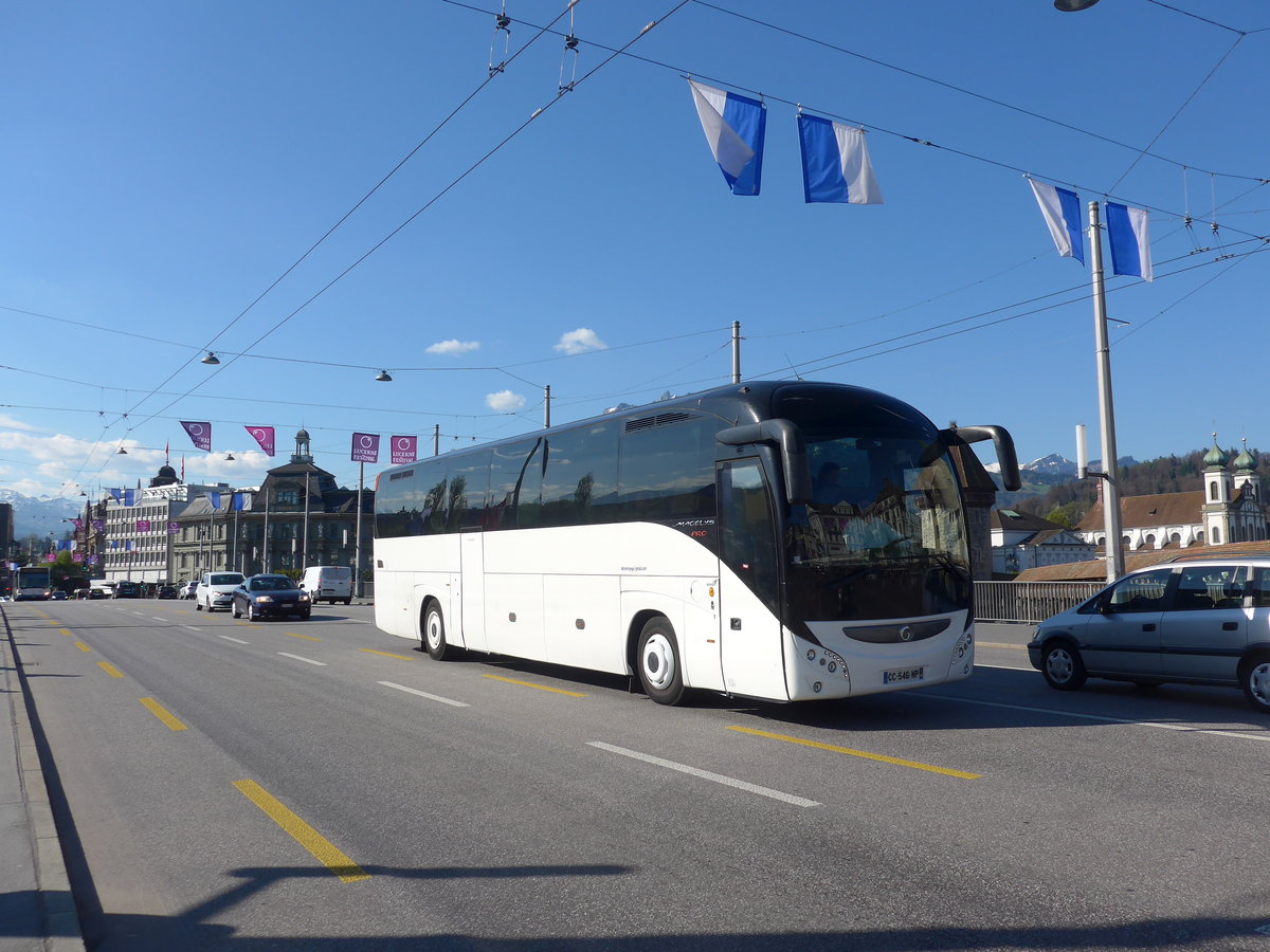(179'420) - Aus Frankreich: ??? - CC 546 NP - Irisbus am 10. April 2017 in Luzern, Bahnhofbr�cke