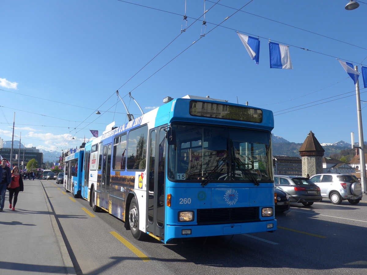 (179'422) - VBL Luzern - Nr. 260 - NAW/R&J-Hess Trolleybus am 10. April 2017 in Luzern, Bahnhofbr�cke