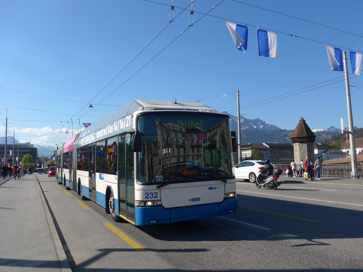 (179'425) - VBL Luzern - Nr. 232 - Hess/Hess Doppelgelenktrolleybus am 10. April 2017 in Luzern, Bahnhofbr�cke