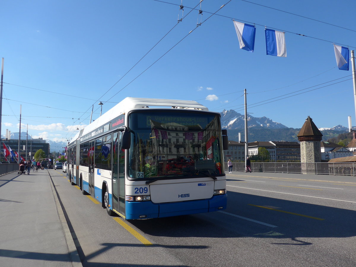 (179'429) - VBL Luzern - Nr. 209 - Hess/Hess Gelenktrolleybus am 10. April 2017 in Luzern, Bahnhofbr�cke