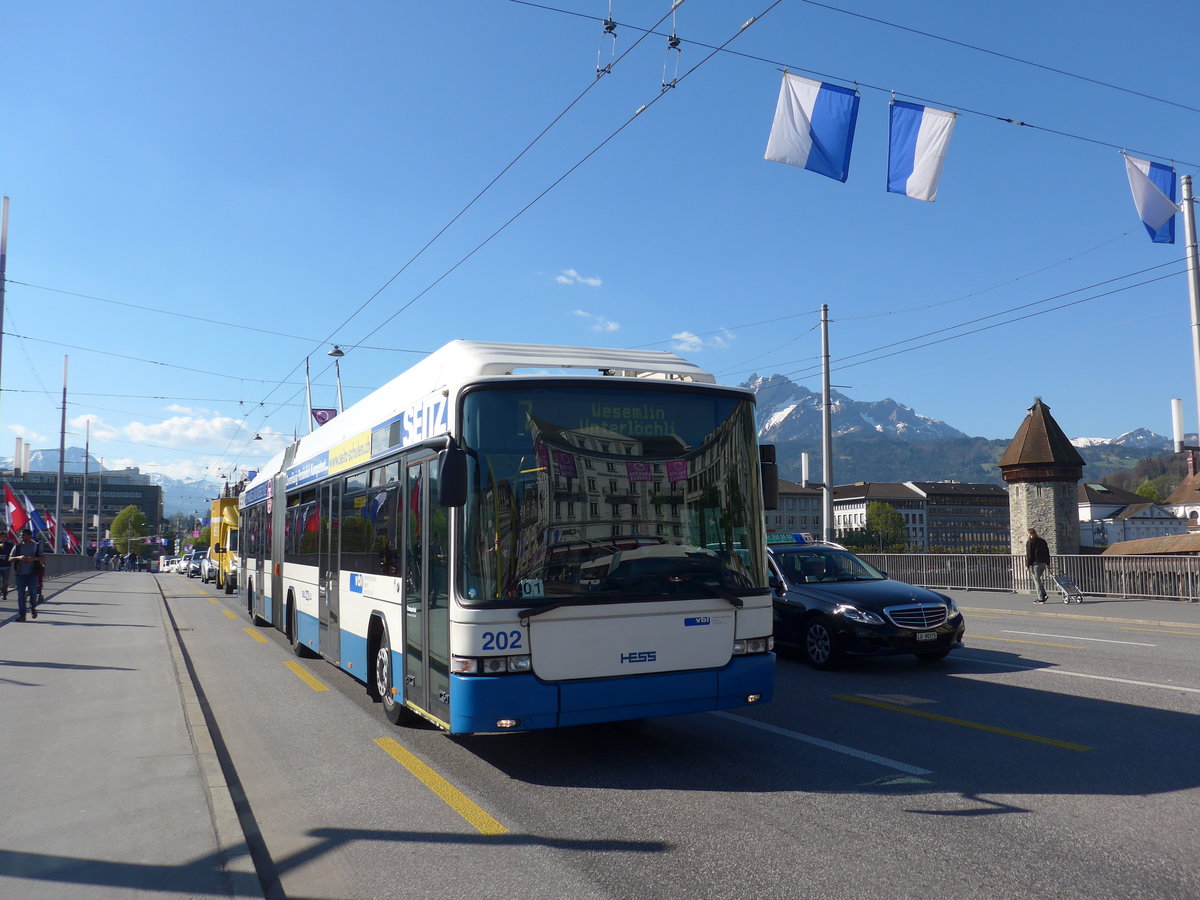 (179'436) - VBL Luzern - Nr. 202 - Hess/Hess Gelenktrolleybus am 10. April 2017 in Luzern, Bahnhofbr�cke