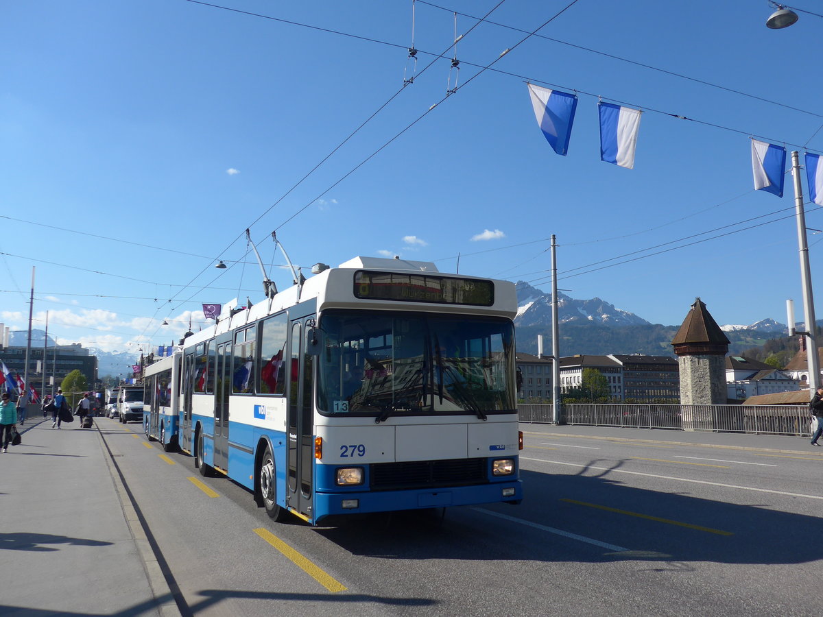 (179'440) - VBL Luzern - Nr. 279 - NAW/R&J-Hess Trolleybus am 10. April 2017 in Luzern, Bahnhofbr�cke