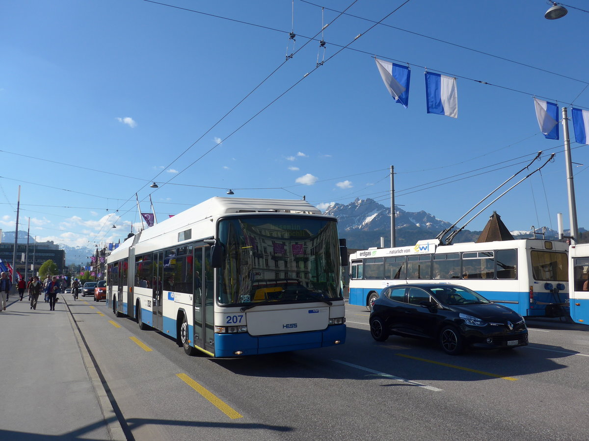 (179'445) - VBL Luzern - Nr. 207 - Hess/Hess Gelenktrolleybus am 10. April 2017 in Luzern, Bahnhofbr�cke