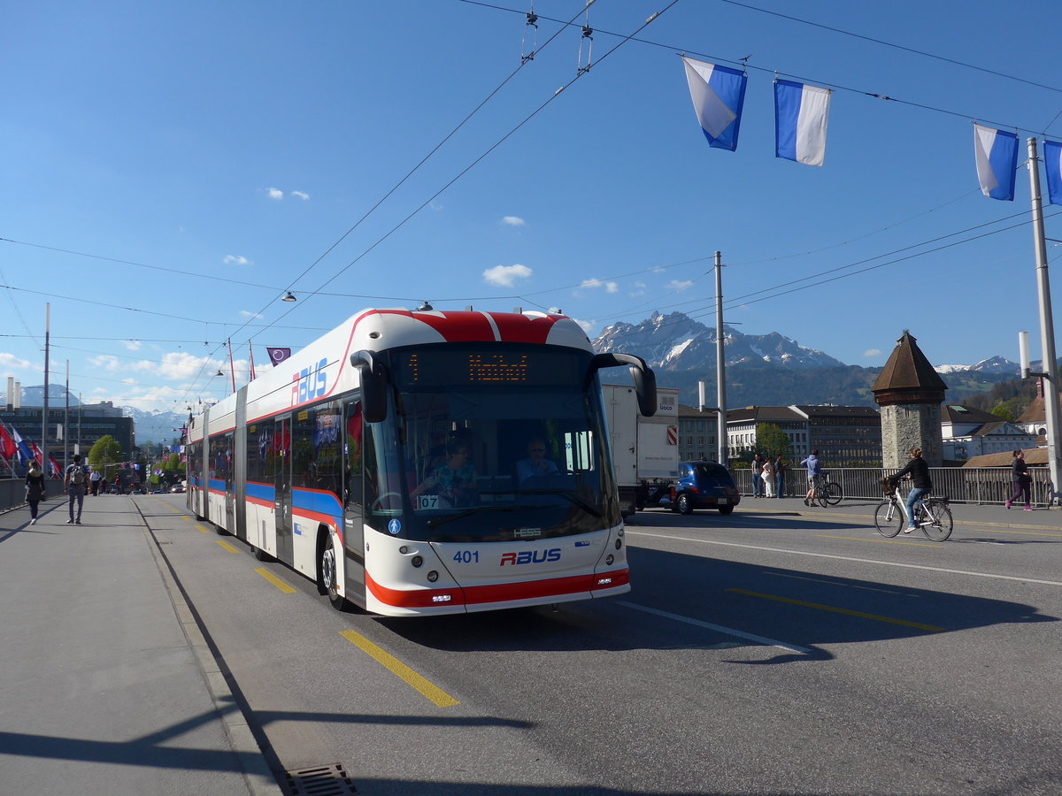 (179'446) - VBL Luzern - Nr. 401 - Hess/Hess Doppelgelenktrolleybus am 10. April 2017 in Luzern, Bahnhofbr�cke