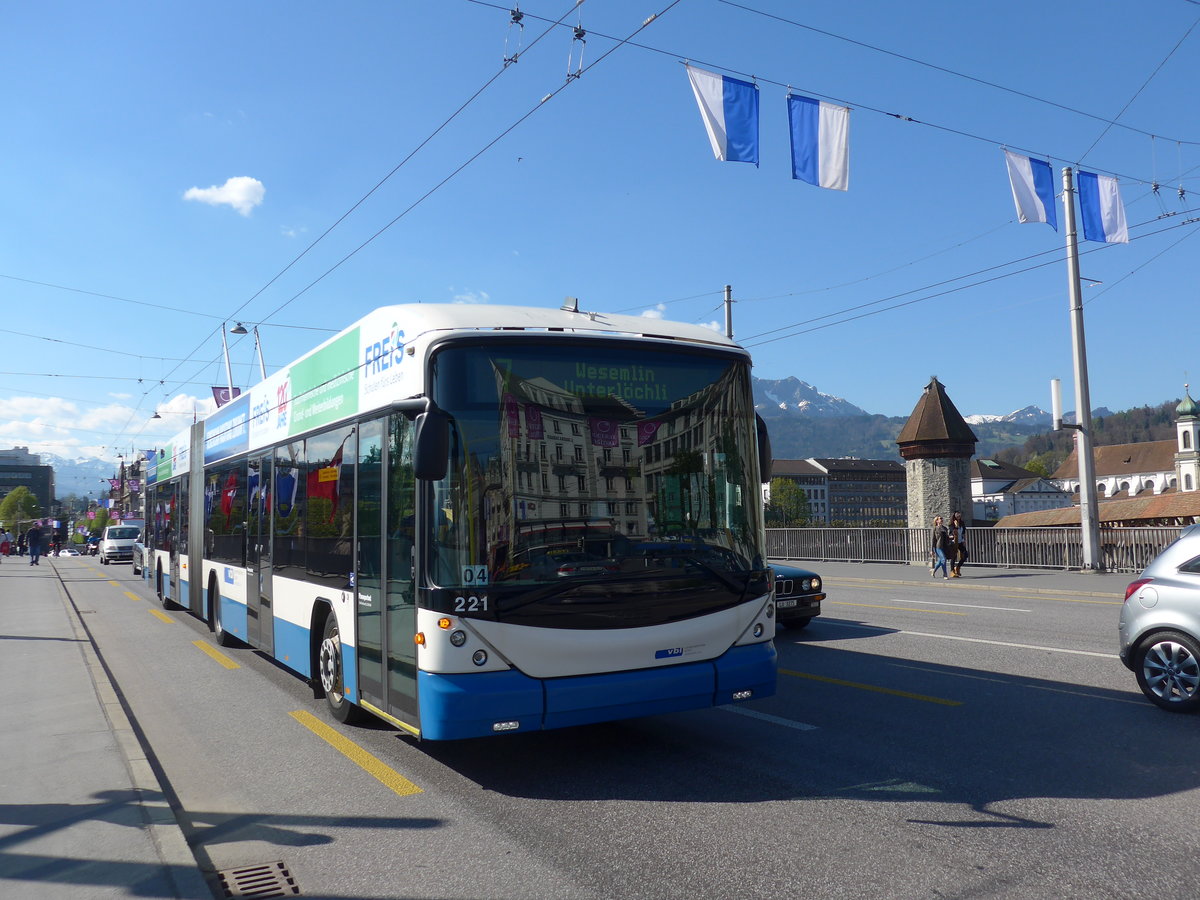 (179'455) - VBL Luzern - Nr. 221 - Hess/Hess Gelenktrolleybus am 10. April 2017 in Luzern, Bahnhofbr�cke